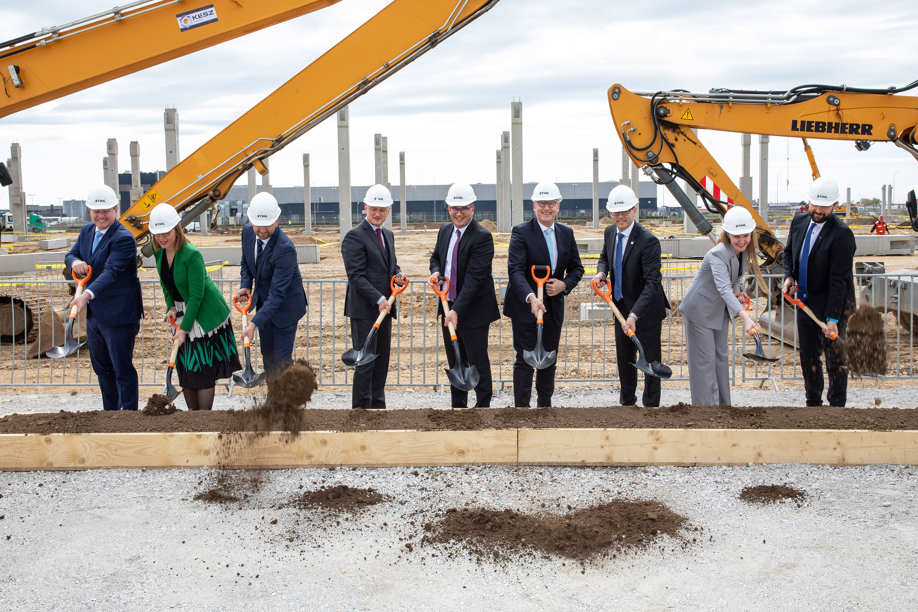 Symbolsk første spadetak for et nytt batteriproduksjonsanlegg i Romania: (fra venstre) Michael Traub, styreleder i STIHL, Alina Silaghi, generaldirektør ADLO, Florin Birta, ordfører i Oradea City, Dr. Nikolas Stihl, styreleder i STIHL Advisory Board, Martin Schwarz, styremedlem i STIHL Manufacturing und (and) Materials, Dr. Michael Prochaska, styremedlem i STIHLs konsernledelse for personal og juridiske spørsmål, Dr. Robert Feulner, administrerende direktør ANDREAS STIHL POWER TOOLS S.R.L. Romania, Noemi Straub, Vice President Finance, Legal & IT, Administrator ANDREAS STIHL POWER TOOLS S.R.L. Romania and Attila Puskás, Contracting Director Kész Romania. 
