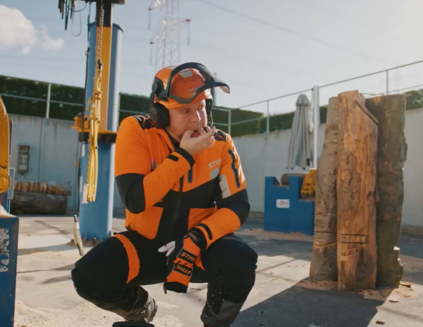 Mann plystrer etter Spot
