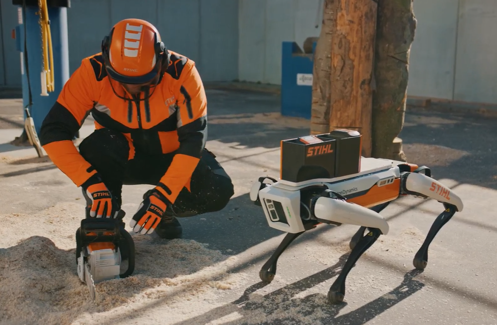 Mann jobber sammen med Spot
